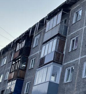 Новокузнечане жалуются на опасные сосульки и снег, свисающие с крыш домов