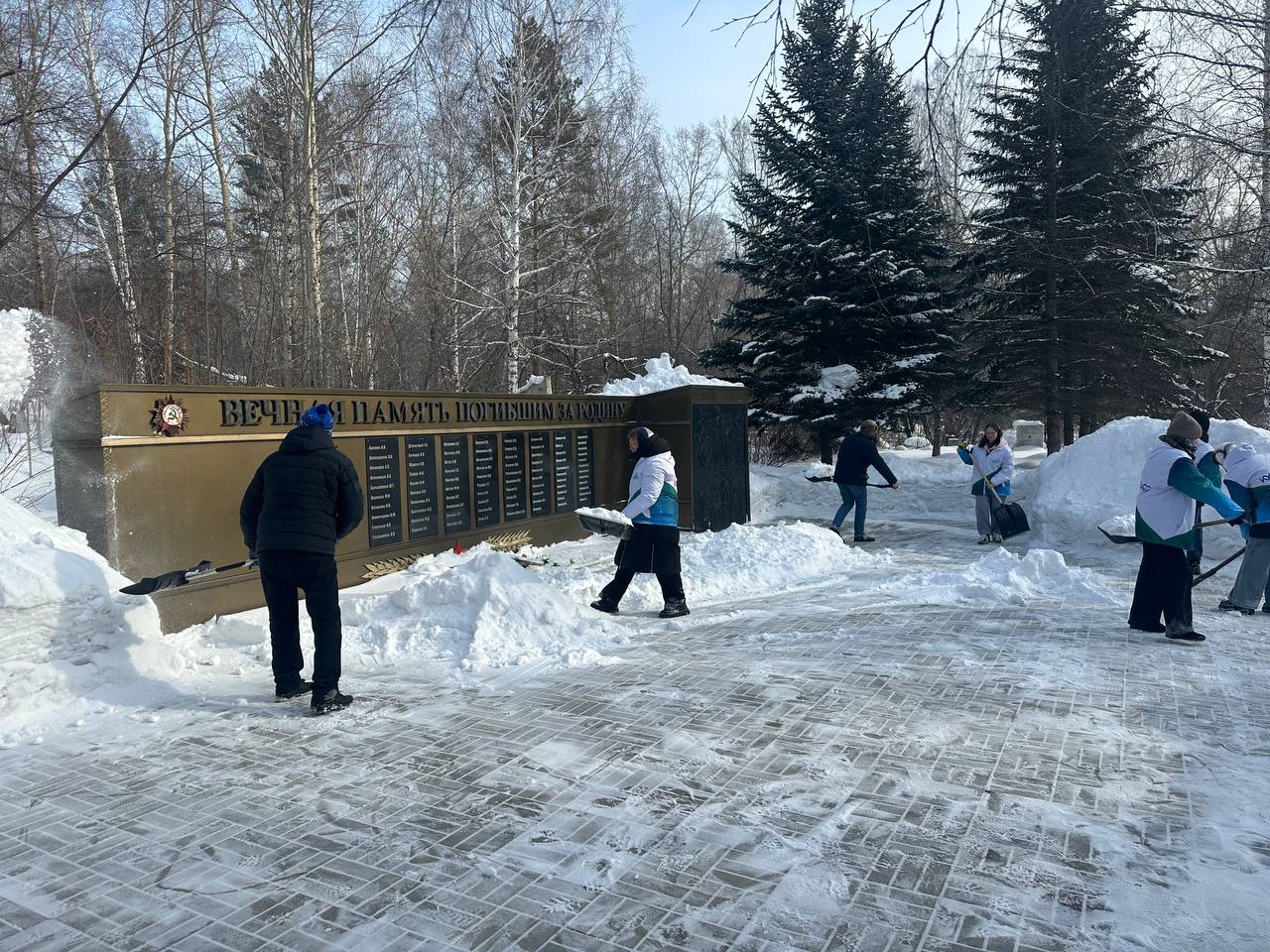 В Новокузнецке открыли сезон субботников на памятниках, посвященных Великой Отечественной войне