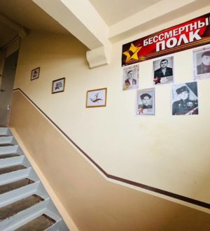 Новокузнечане начали украшать дома и подъезды к юбилею Победы