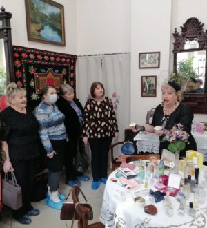 «Дамские штучки»: в Новокузнецке открыли выставку к 8 марта