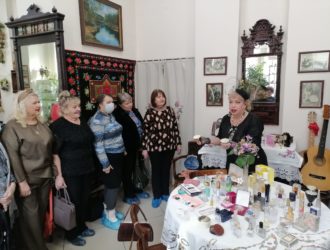 «Дамские штучки»: в Новокузнецке открыли выставку к 8 марта