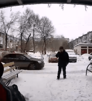 В Новокузнецке бдительные горожане заметили подозрительного мужчину, который зашел в подъезд за школьником