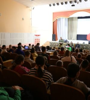 Герой СВО рассказал школьникам Кемеровского округа о воинском долге