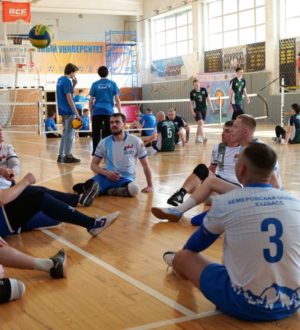 В честь 80-летия Победы в Кузбассе прошел Открытый турнир по волейболу сидя для ветеранов СВО