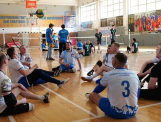 В честь 80-летия Победы в Кузбассе прошел Открытый турнир по волейболу сидя для ветеранов СВО