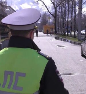 Парковка на тротуаре: в Новокузнецке поймали более 30 водителей-нарушителей