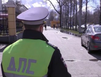 Парковка на тротуаре: в Новокузнецке поймали более 30 водителей-нарушителей