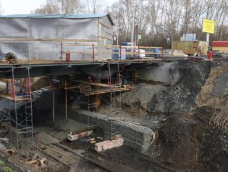 Путепровод на въезде в кемеровский жилой район Пионер начали благоустраивать