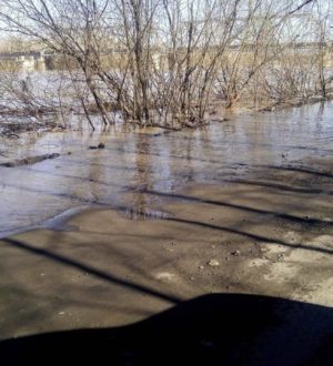 В Новокузнецке подтопило дорогу на Елань, вода в реках продолжает подниматься