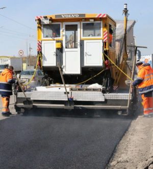 Первую в этом году укладку асфальта начали на кемеровских дорогах