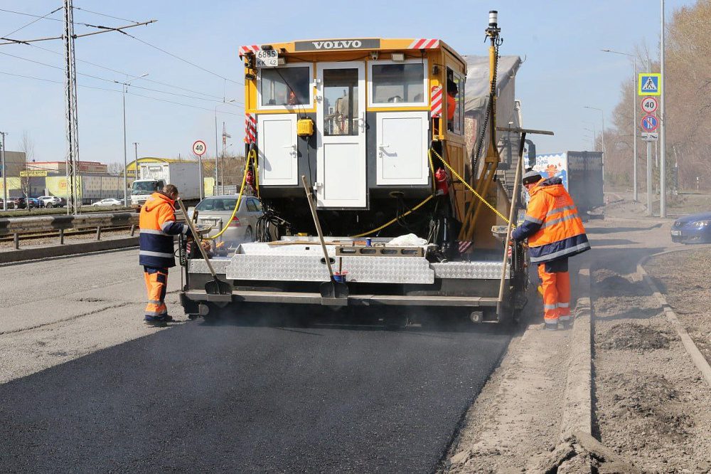 Первую в этом году укладку асфальта начали на кемеровских дорогах