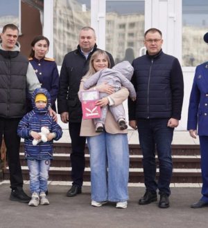 В Новокузнецке детям-сиротам вручили ключи от новых квартир