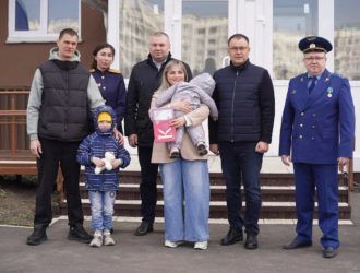 В Новокузнецке детям-сиротам вручили ключи от новых квартир