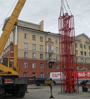 Стелу для уличных часов начали монтировать в Кировском районе Кемерова