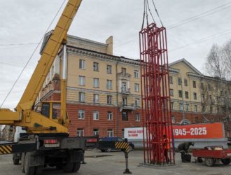Стелу для уличных часов начали монтировать в Кировском районе Кемерова