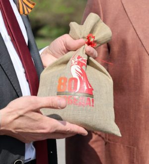 Землю с братской могилы в Белгородской области, где захоронены кузбассовцы, привезли в Кемерово