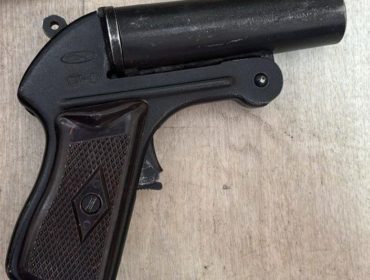 Житель Ленинска-Кузнецкого устроил стрельбу из ракетницы во дворе