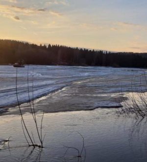 Аэролодка перевернулась в Новокузнецком округе, спасатели ищут трех человек