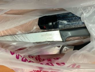 Ходил по городу с ножами: в Новокузнецке задержали неадекватного мужчину