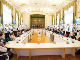 Илья Середюк поздравил работников местного самоуправления