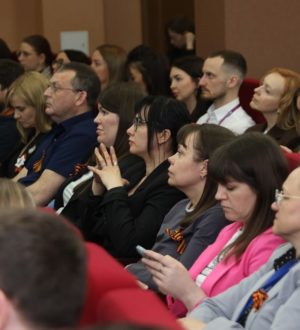 Сибиряки все больше отвлекаются на рабочих совещаниях на личные дела