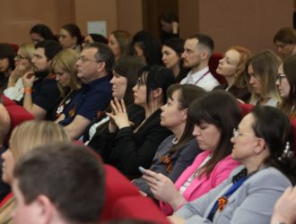 Сибиряки все больше отвлекаются на рабочих совещаниях на личные дела