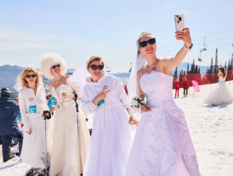 Семь пар сыграли свадьбу на фестивале GrelkaFest в Шерегеше