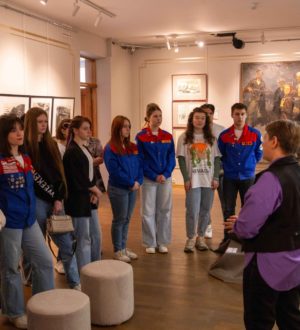 Участники студенческих отрядов Кузбасса посетили выставку, посвященную 80-летию Победы в Великой Отечественной войне