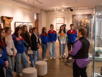 Участники студенческих отрядов Кузбасса посетили выставку, посвященную 80-летию Победы в Великой Отечественной войне