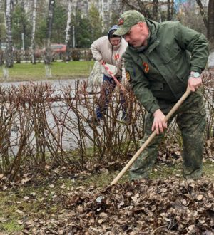 Новокузнечане продолжают наводить чистоту в городе