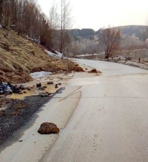 В Новокузнецке ограничили движение по дороге в сторону Карлыка из-за обрушения скальника