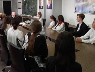 Школьники-активисты Новокузнецка побывали в мэрии и пообщались с главой города