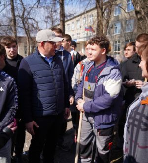 Илья Середюк вышел на всекузбасский субботник вместе со студентами коммунального техникума