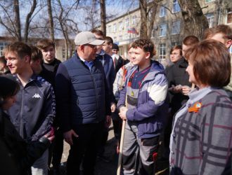 Илья Середюк вышел на всекузбасский субботник вместе со студентами коммунального техникума