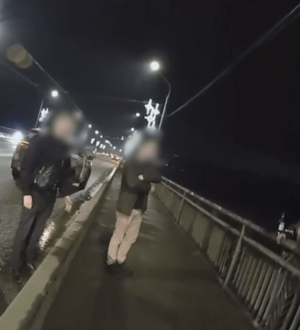 В Новокузнецке полицейские поймали женщину, прыгнувшую в реку