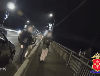 В Новокузнецке полицейские поймали женщину, прыгнувшую в реку