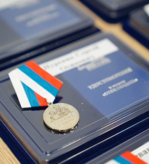 В Кузбассе родственники участников СВО получили медали «Отец солдата»