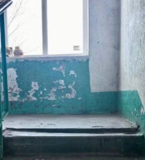 Подъезды в прокопьевской многоэтажке начали ремонтировать только после вмешательства ГЖИ