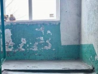 Подъезды в прокопьевской многоэтажке начали ремонтировать только после вмешательства ГЖИ