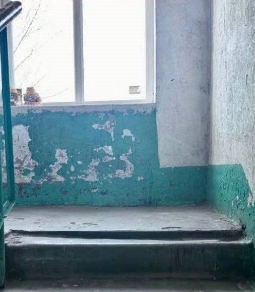 Подъезды в прокопьевской многоэтажке начали ремонтировать только после вмешательства ГЖИ