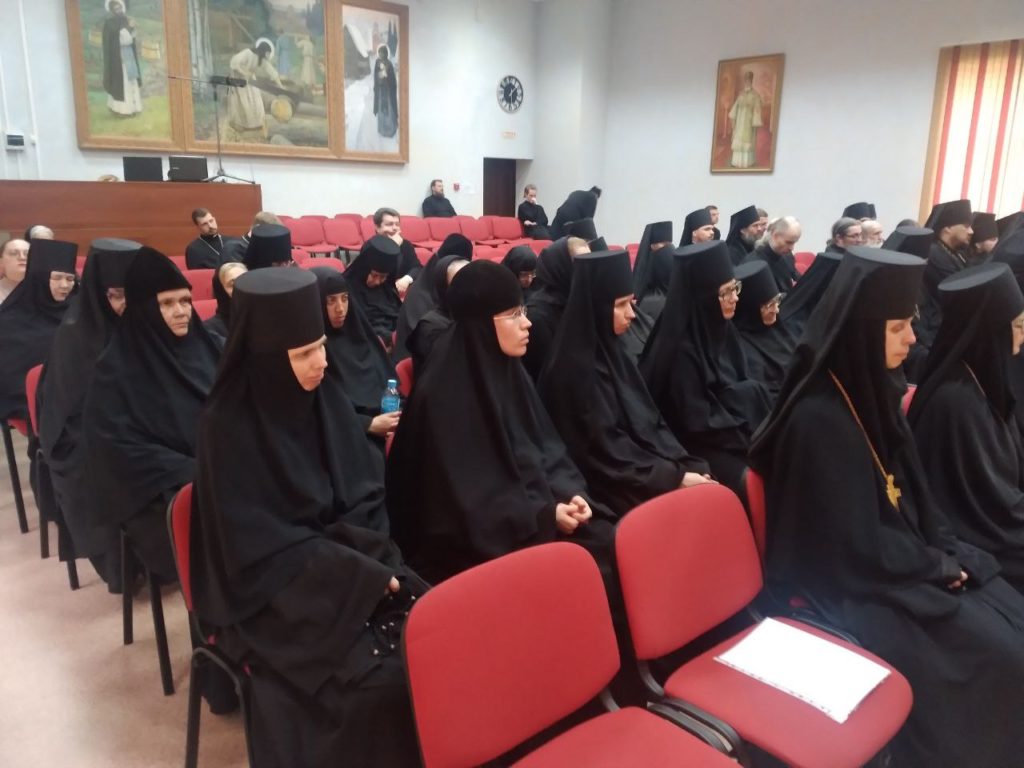 «Воины Христовы»: суть монашеского подвига в современном мире обсуждают в стенах Знаменского кафедрального собора