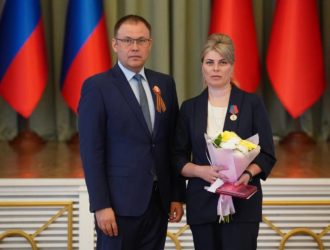 Илья Середюк вручил награды медицинским сестрам Кузбасса