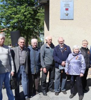 Новую мемориальную доску в честь Героя Советского Союза установили в Кемерове