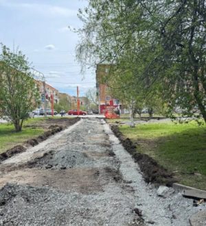 В областной столице начали ремонтировать тротуар на улице Веры Волошиной
