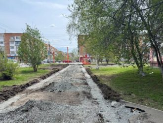 В областной столице начали ремонтировать тротуар на улице Веры Волошиной