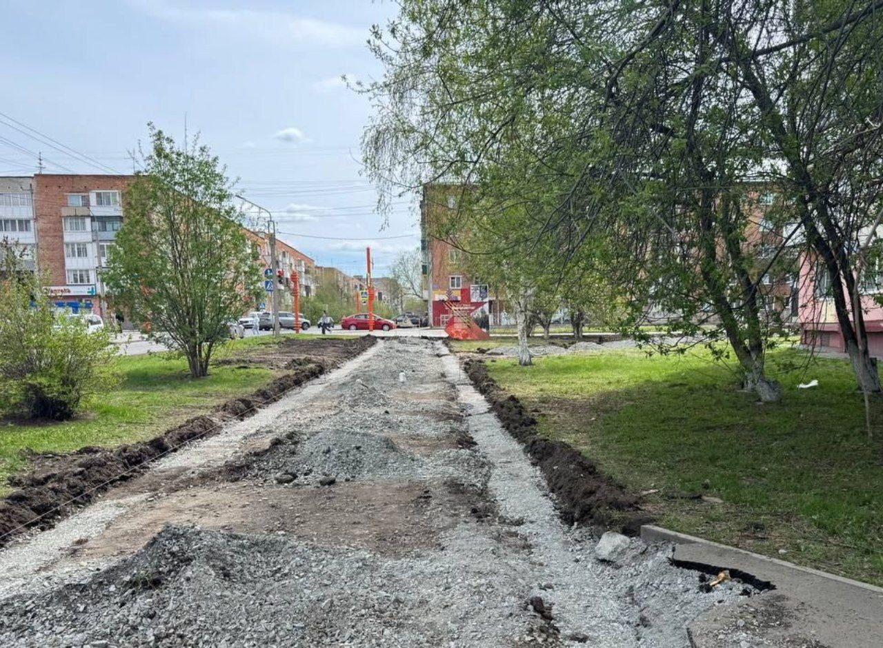 В областной столице начали ремонтировать тротуар на улице Веры Волошиной