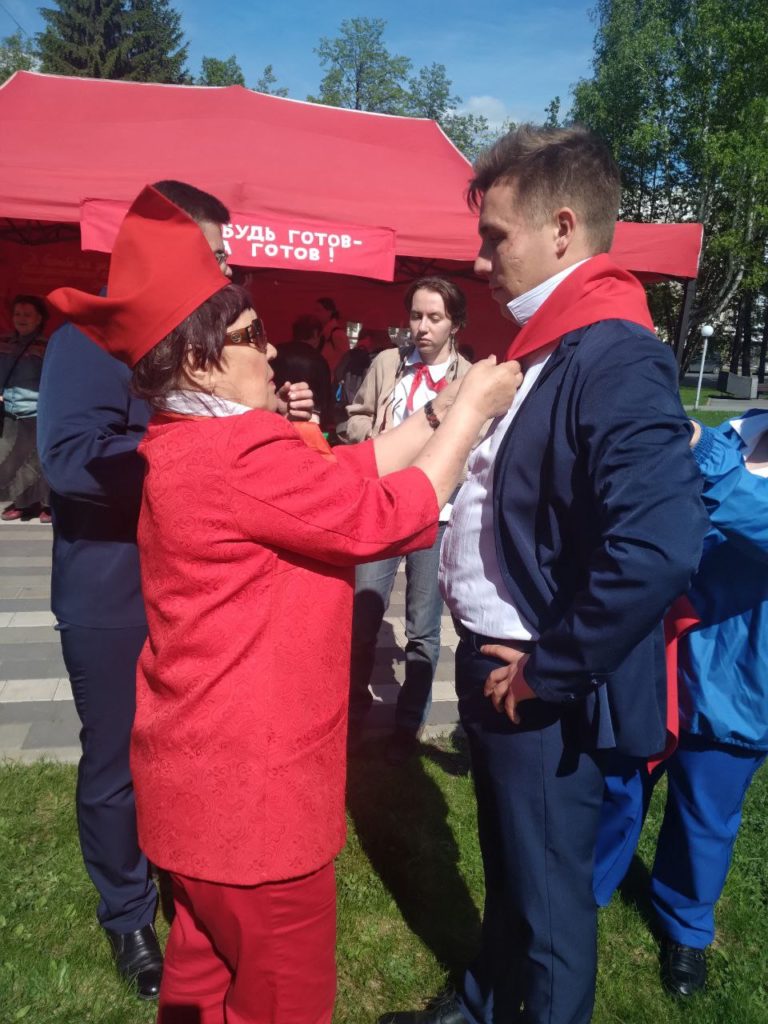 «Всегда будь готов!»: День пионерии отметили в Кемерове уличными гуляниями