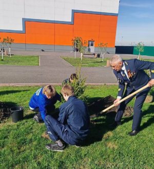 К юбилею Победы работники «СУЭК-Кузбасс» и студенты ленинск-кузнецкого горнотехнического техникума высадили Аллею Памяти