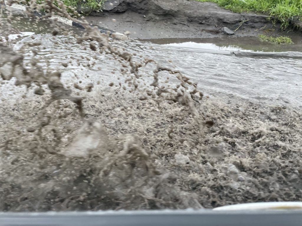 Огромные грязные лужи вновь образовались на дорогах Новокузнецка