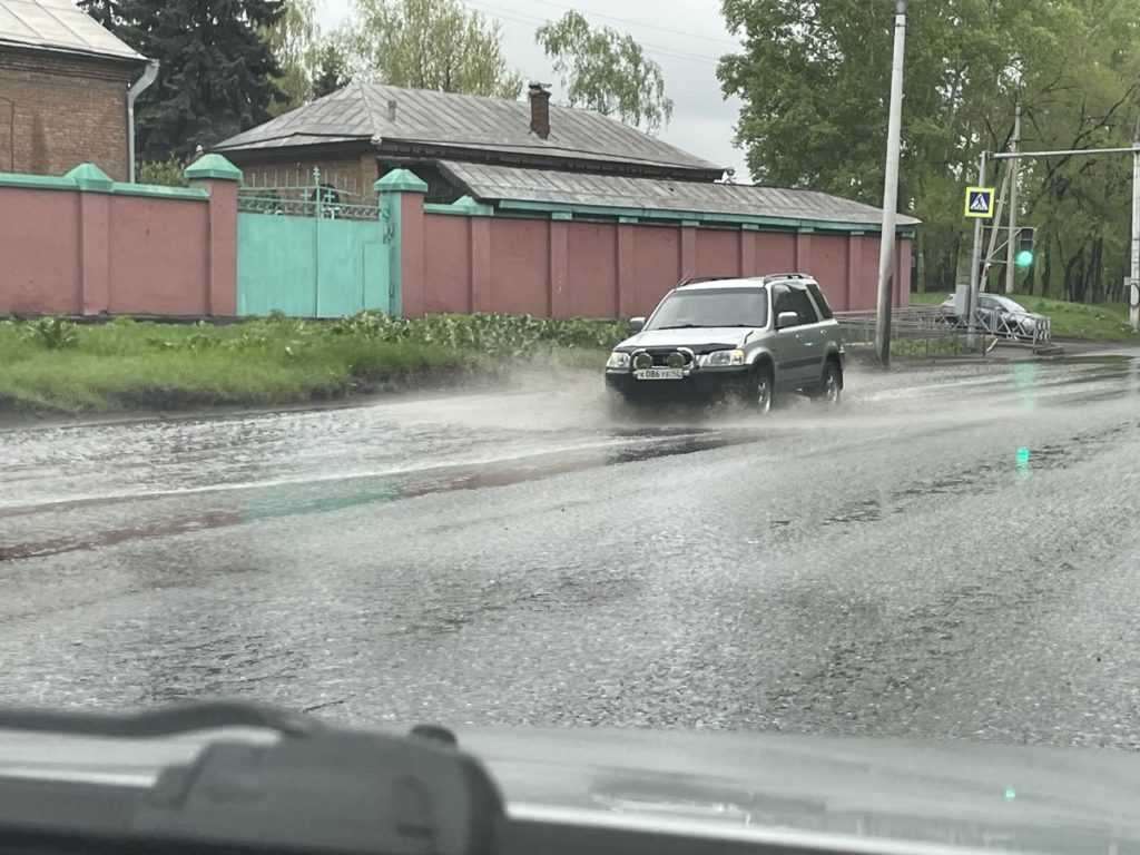 Огромные грязные лужи вновь образовались на дорогах Новокузнецка